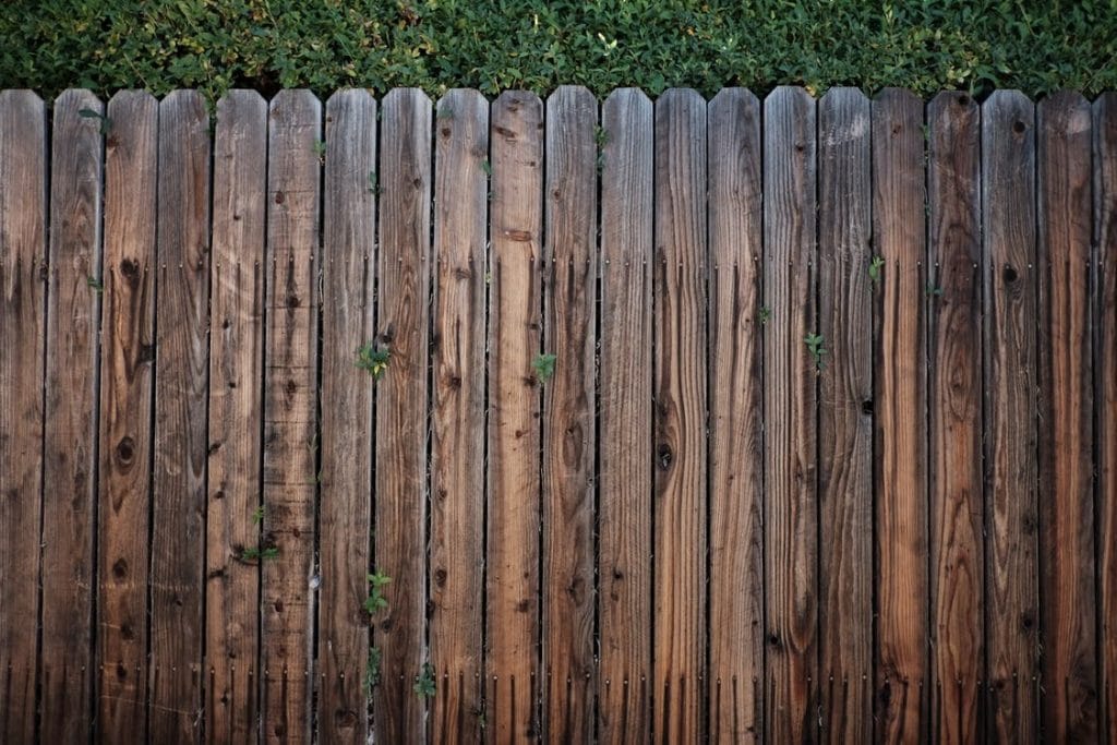 Read more about the article Wood vs Vinyl Fencing: Which is Better?