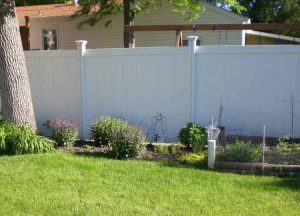Read more about the article The Ultimate Guide to Maintaining Your Vinyl Fence