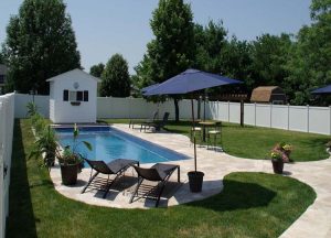Read more about the article Vinyl Fencing: A Comprehensive Guide for Homeowners