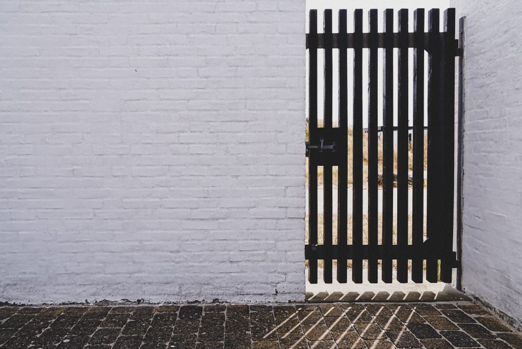 Read more about the article Gate and Fence Maintenance Checklist: Seasonal Care